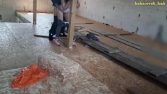 Jouer Femme chaude séduit le plombier et le paie avec un creampie torride sans préservatif