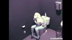 Abspielen Sinnliches schwarzes Babe masturbiert auf öffentlicher Toilette in Spy-Cam-Aufnahmen