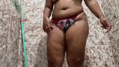 Abspielen Tirando a calcinha no banho e mostrando minha buceta molhada e gostosa enquanto enquanto me masturbo