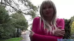 Reproducir Una lujuriosa MILF rubia europea hace una mamada y es follada a lo perrito al aire libre