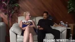 Reproduzir Femdom dominante com um grande galo de plástico duro assume o controle em uma sessão de fixação de fetiche