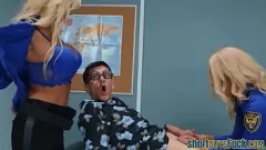 Redare O MILF curbată în ciorapi și lenjerie este bătută de un băiat într-un trio intens în stil cățeluș și acțiune în gât adânc