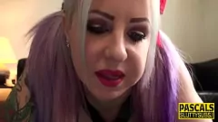 Jouer Una milf sottomessa con tatuaggi e lattice si fa scopare la gola in un porno reality hardcore