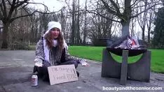 Ta suka błagająca znajduje faceta z pieniędzmi, gotowego do zrobienia xxx