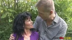 Abspielen Das brutal entjungferte Mädchen