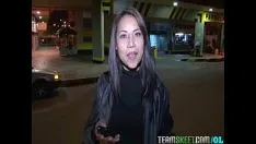 Reproducir Tía madura follada por una latina sacada de la calle y follada en el hotel