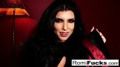 Jouer La vampira Romina succhia il cazzo e si strofina la figa