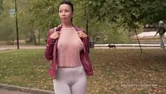 Abspielen XXX mit Nachbarsfrau macht Sport im Park und fickt auf der Bank