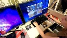 Jouer Gamerita penetrata in ufficio rimane libera nella vagina