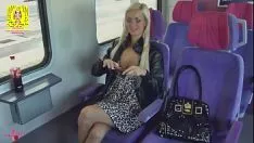 Abspielen Blondine ohne Höschen im Zug von Tourist im Abteil gefickt