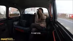 Reproduzir Ela fode seu taxista favorito no caminho para casa como recompensa