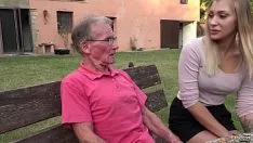 Jouer Figa vuota Come scopare l'adolescente Babardita da un pipistrello di 80 anni