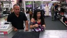 Redare Dragalasa bruneta grasuta cu tate mari face sex platita