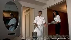 Reproduzir A cozinheira leva comida ao hotel e é fodida na xoxota por 50 euros