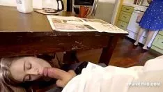 Reproduzir Ele foge debaixo da mesa para chupar o pau
