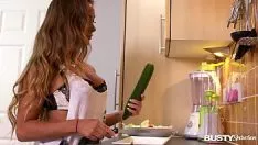 Jouer Amanda mette un cetriolo nella sua vagina e ha un orgasmo