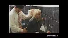 Redare Sex La O Baie Publica Cu O Blonda Fututa De Un Bucatar