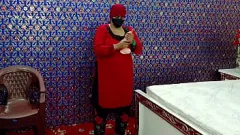 Afspelen Rondborstige Indiase MILF bevredigt zichzelf met een grote dildo