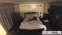 Reproducir Sesión de masturbación en la habitación del hotel de Jezebelle Bond: coño, tetas y culo expuestos