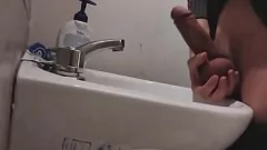 تشغيل نحيل الرجل الهواة يستعد لجلسة استمناء منفردة مكثفة