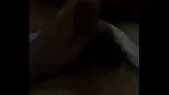 Redare O fetiță sexy în scutec oferă un fund și un puț mic pentru suge și dracului