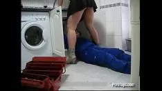 Reproducir Está filmando a escondidas a su mujer cuando se folla al fontanero