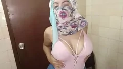 Redare Purtătorul de niqab arab musulman are orgasm de ghemuire intensă în blugi