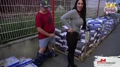Redare Femeie Se Ascunde In Depozitul De Materiale Unde Se Fute Cu Un Gras