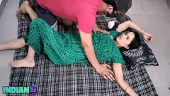 Abspielen Desi Porn: Leidenschaftliche indische Frau Khan Baba bohrt ihre heiße Muschi Hardcore