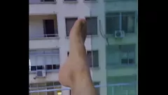 Redare Vecinul nebun expus: Voyeur gol clipește picioarele și fundul la fereastră