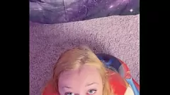 Afspelen Curvy Superhero Cosplayer rijdt een enorme harige dildo - rondborstige pawg met romig poesje