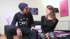 تشغيل رجل أصلع مع قضيب طويل يمارس الجنس مع صديقته ويترك وجهها