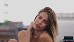 Afspelen Petite Latina Teen Toni Maria's expliciete solo -striptease