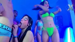 Reproduzir Amadores latinos enlouquecem: orgia da webcam com peitos grandes e pau grande