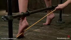 Redare Redhead Roșaged Lesbian's Rough Finger & Vibrator Play în BDSM Dungeon