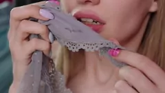 تشغيل لقاء Kira Loster الحميمة في الملابس الداخلية