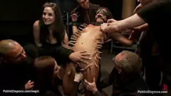 Jouer Bound et dominé: Gangbang public de Cece Stone