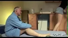 Reproducir SE EXCITA Y LA FOLLA EN LA BOCA LUEGO SE PONE SU CABRA amateur se folla a su abuelo xxx