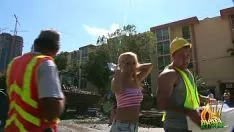 Reproducir Rubia muy sexy se folla a un joven constructor con cuadrados en su abdomen xxx